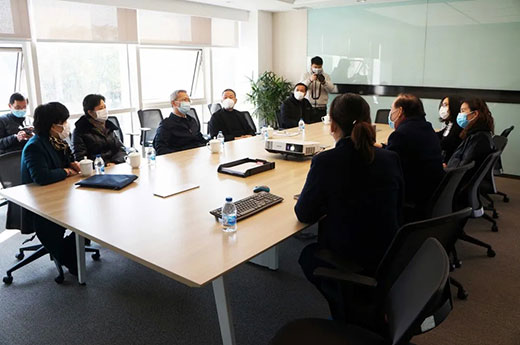 青浦戋戋长余旭峰莅临上；；g冰球突破调研企业防疫和复工复产事情