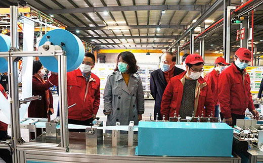 青浦区委副书记杨小菁等向导一行考察mg冰球突破全自动口罩生产流水线装备