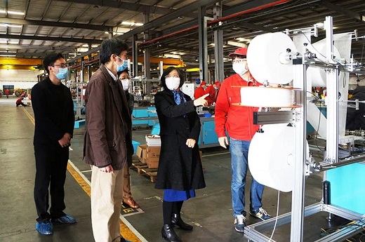 青浦区政协主席李华桂等向导莅临上；；；；；g冰球突破调研