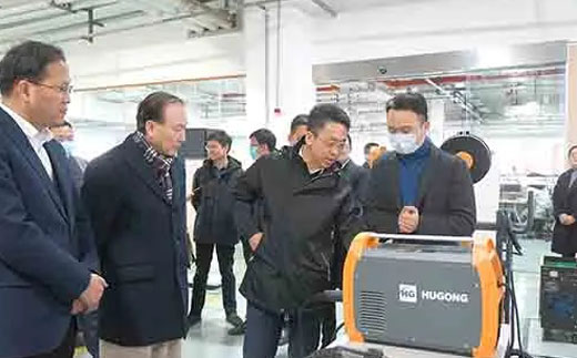 南昌市委常委、副市长王万征一行莅临上；；；；；g冰球突破集团总部考察