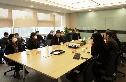 上海市副市长陈群一行莅临上；；g冰球突破集团视察调研