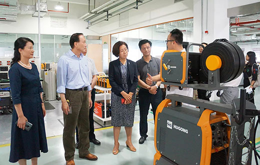 江西省政府副省长吴忠琼带队走访上；；；；；；g冰球突破总部