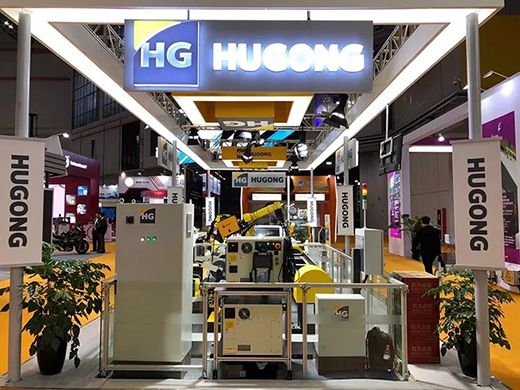 进博会首日mg冰球突破意大利CEA展位展品机械人焊接系统