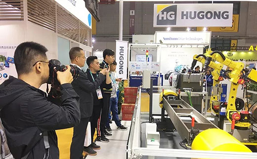 第二届进博会浙江日报拍摄mg冰球突破意大利CEA展位