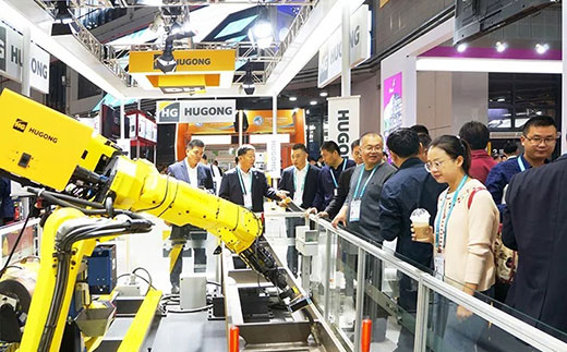 第二届进博会mg冰球突破意大利CEA展位机械人系统受到极大关注