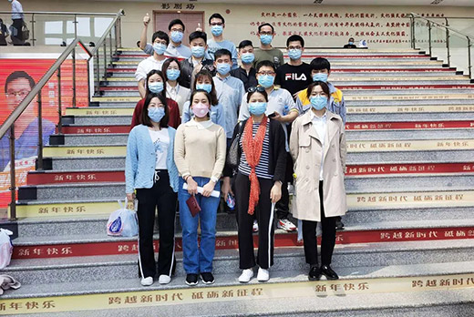 上；；；；；g冰球突破组织开展无偿献血活动